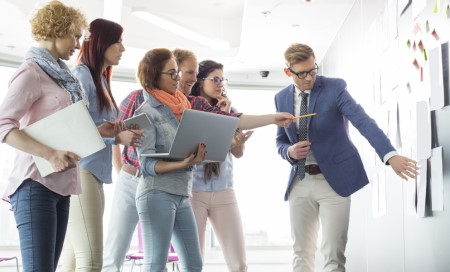 Workshop zur Führungskräfteentwicklung, in dem Teilnehmer Problemlösung und Managementkompetenzen trainieren.